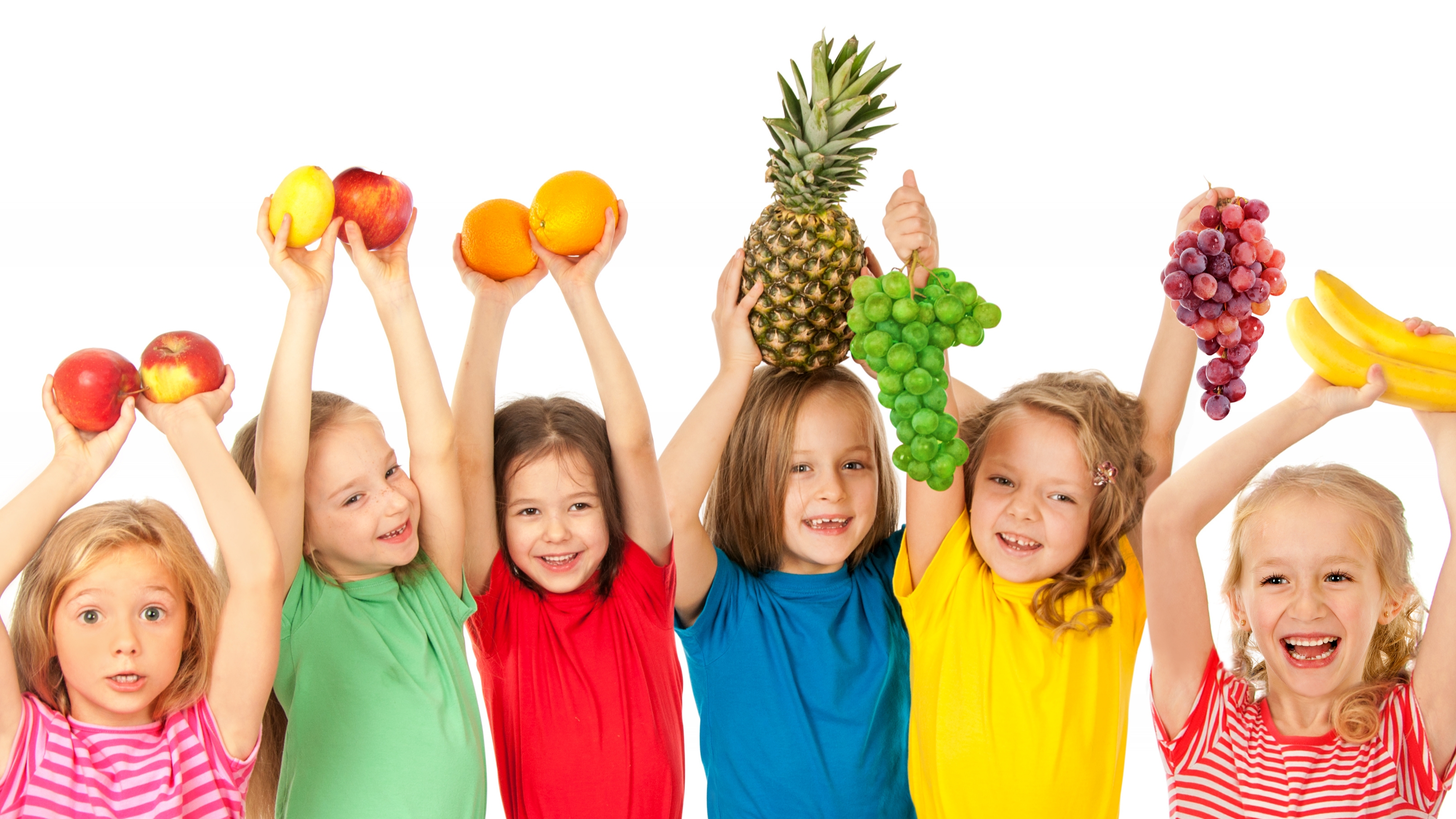 Кидать фрукты. Овощи и фрукты для детей. Здоровый ребенок. Фрукты для детей. Ребенок ест овощи и фрукты.