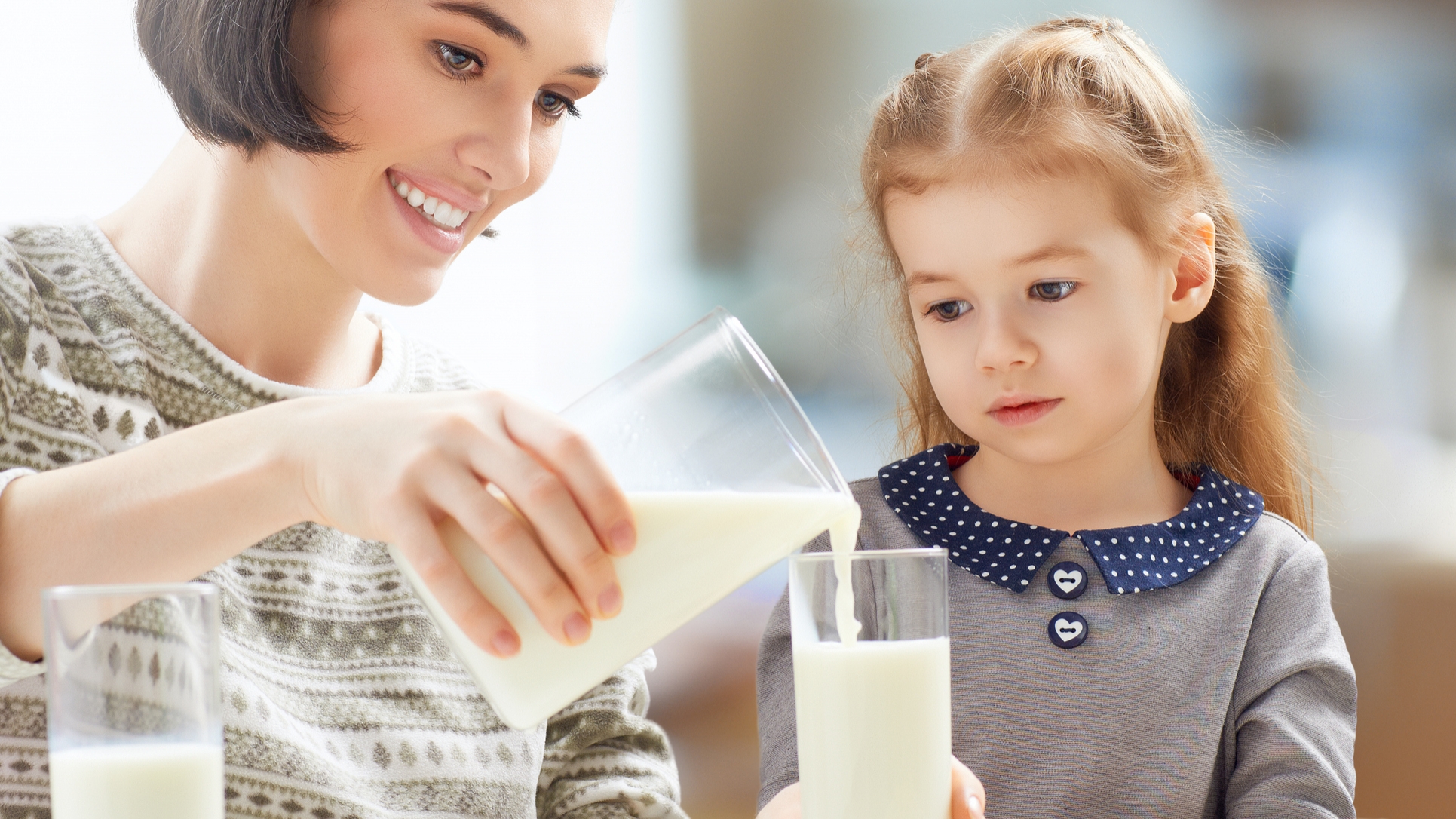 Молоко для детей. Семья пьет молоко. Мама наливает ребенку молоко. Мама заставляет принимать 10